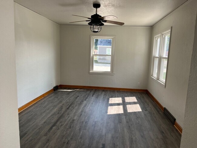 Building Photo - 3 Bedroom Home for rent in Urbandale, IA