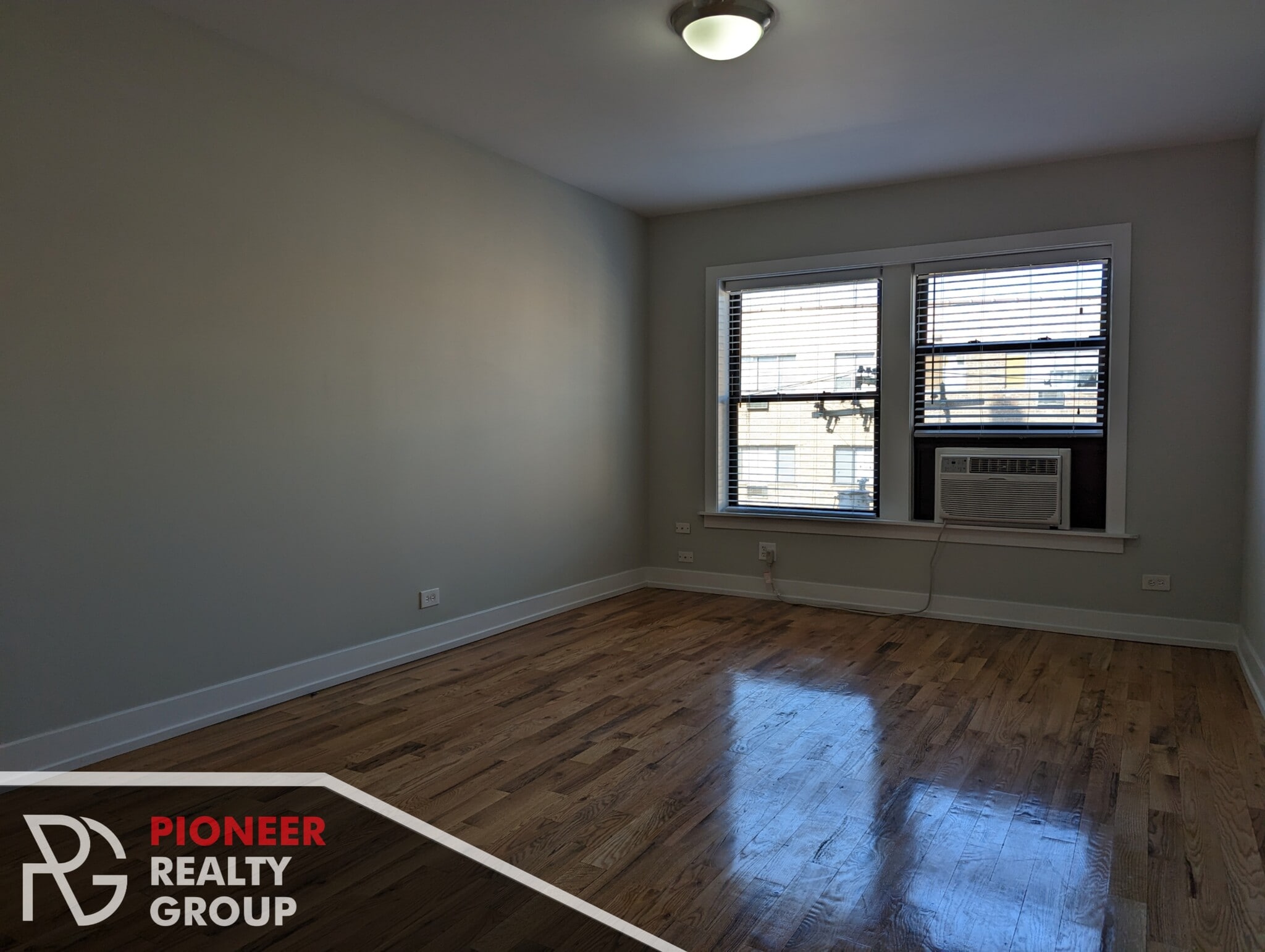 Building Photo - 560 W Arlington Pl