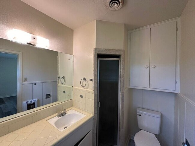 Building Photo - Available Now! Beautiful 3 Bed 2 Bath in t...