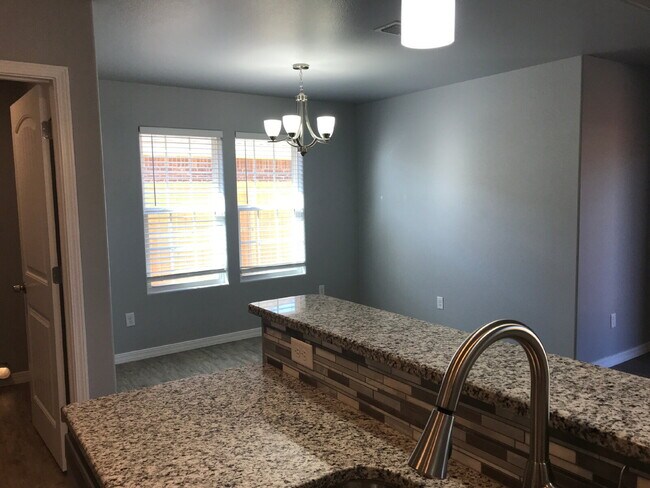 Building Photo - 3/2 In Willow Bend!