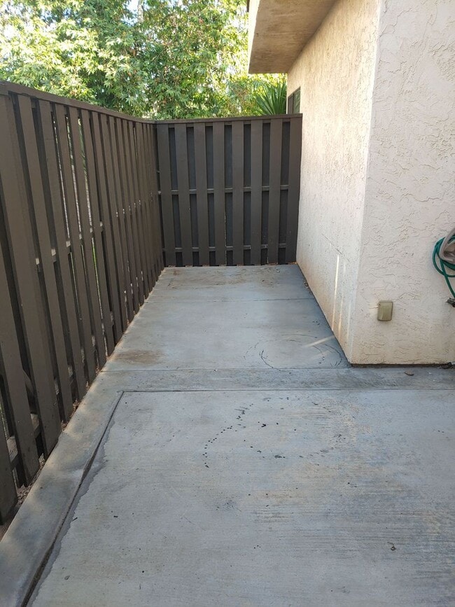 Building Photo - 2 Bed/2.5 Bath Townhouse w/2 Car Attached ...