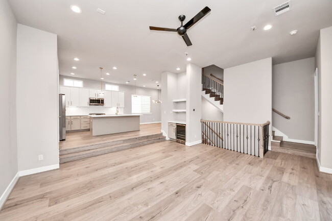 Building Photo - City views, smart layout, and Houston convenience?