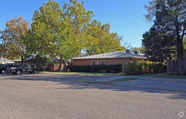 Primary Photo - The Courtyard Apartments