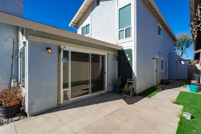 Building Photo - Charming Two Story Home!