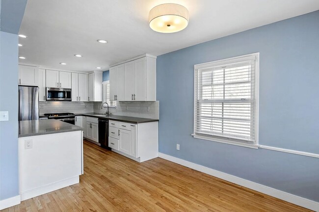 Building Photo - Charming 3BD/2BA Hermosa Beach Bungalow