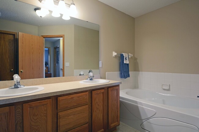 Building Photo - Gorgeous 3 bed 2 bath end-unit Waconia Tow...