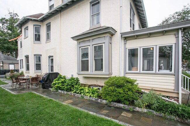 Building Photo - 328 4th Ave