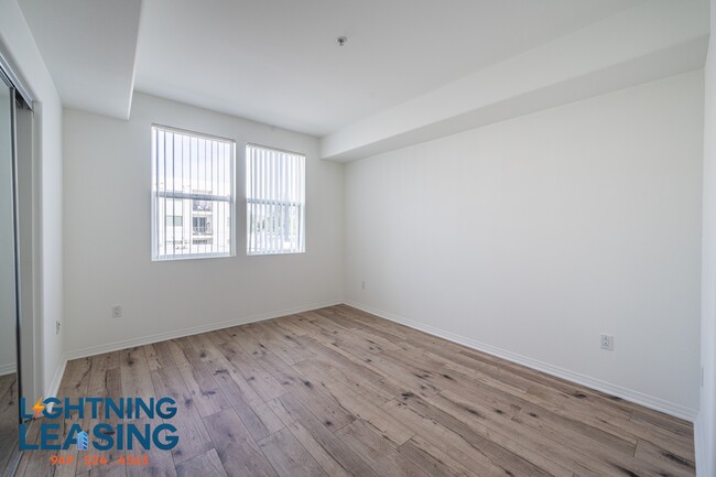 Building Photo - 11927 Kling St