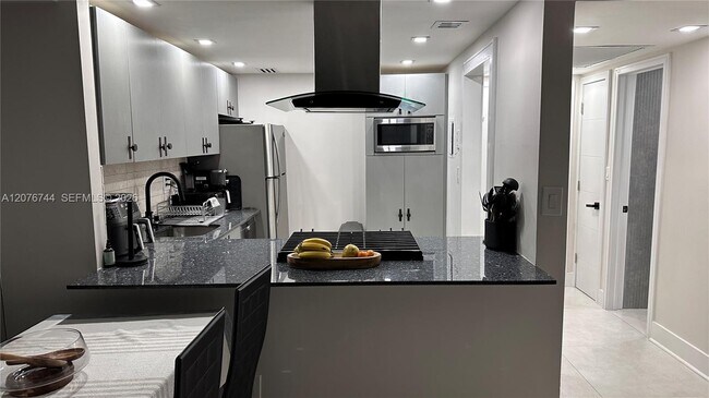 Building Photo - 2030 S Ocean Dr