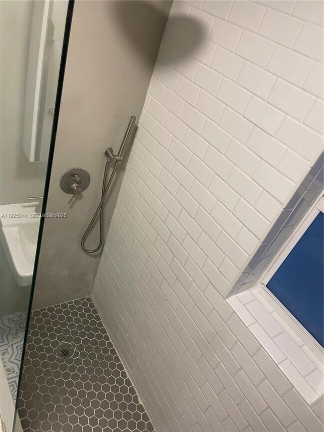 Building Photo - 705 E 9th Ct