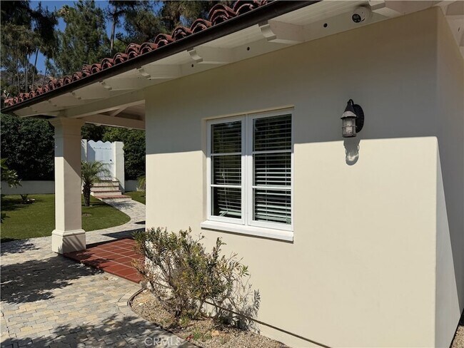 Building Photo - 305 W Kenneth Rd