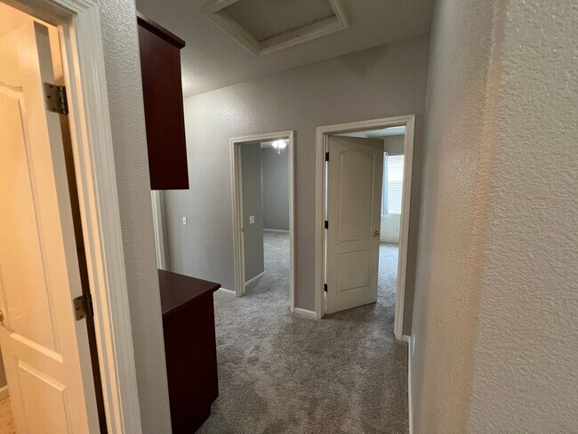 Building Photo - 4 bedrooms, an office and single-story home with a pool!!