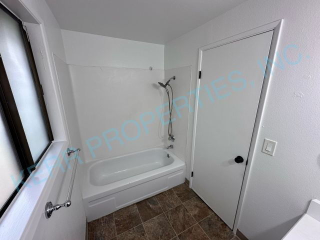 Building Photo - Charming 3-Bed Duplex in Gresham with Spacious 1100 Sq Ft Layout!