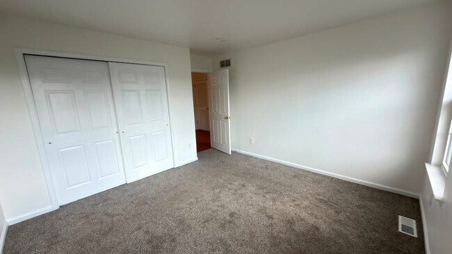 Building Photo - 1071 King Way