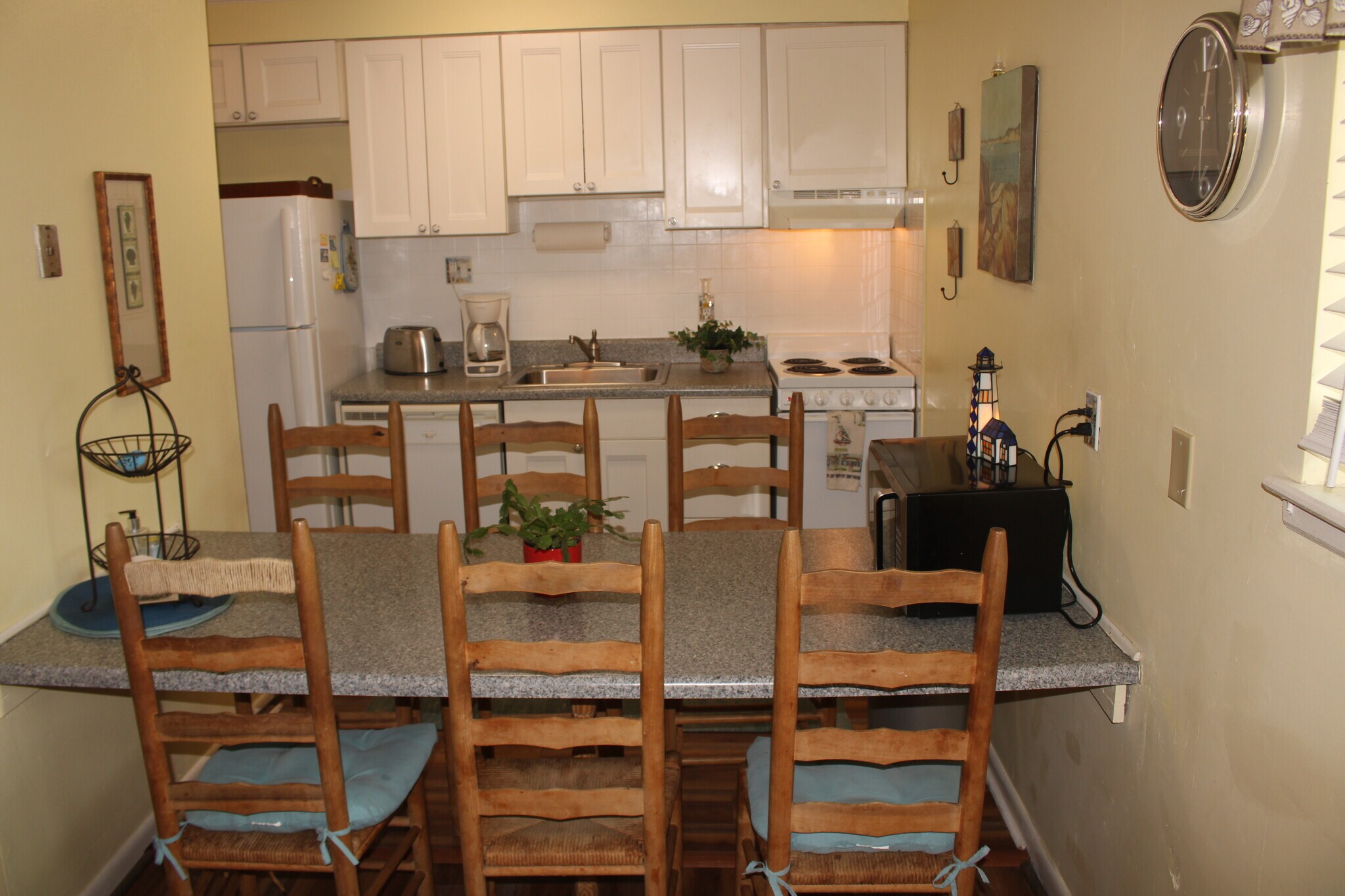 Seating for up to six - 5602 Atlantic Ave