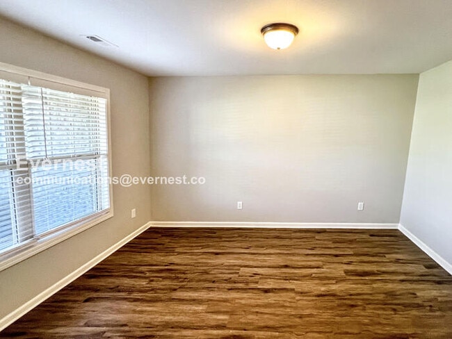 Building Photo - 4 Bed, 2 Bath Home with Fenced Yard & Garage / Pet-Friendly / Coming Soon!