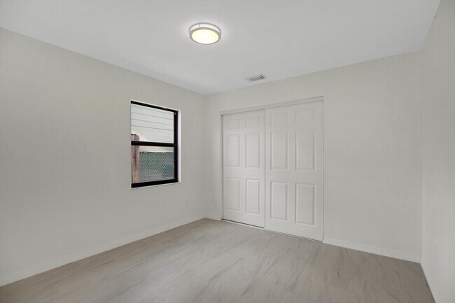 Building Photo - 398 Buttonwood Dr