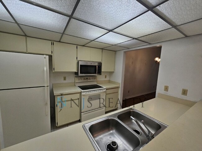 Building Photo - LOCATION LOCATION! 2/2 1234 Sq. Ft. with H...