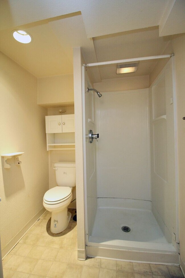 Building Photo - Adorable 2++ Bedroom, 2 Bath Brooklyn Bungalow - steps to MAX line