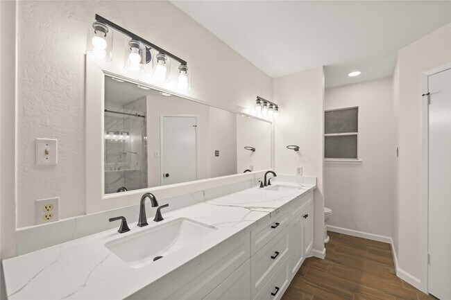 Building Photo - 3711 Fernview Dr