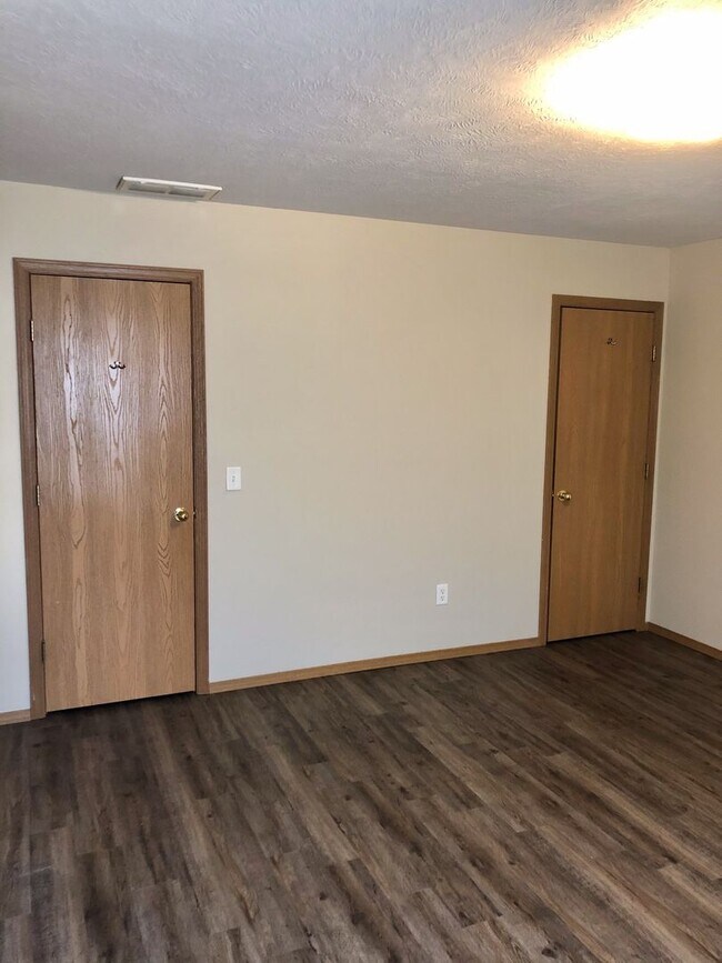 Building Photo - Updated 2 bedroom - 2 bath Duplex in Clever