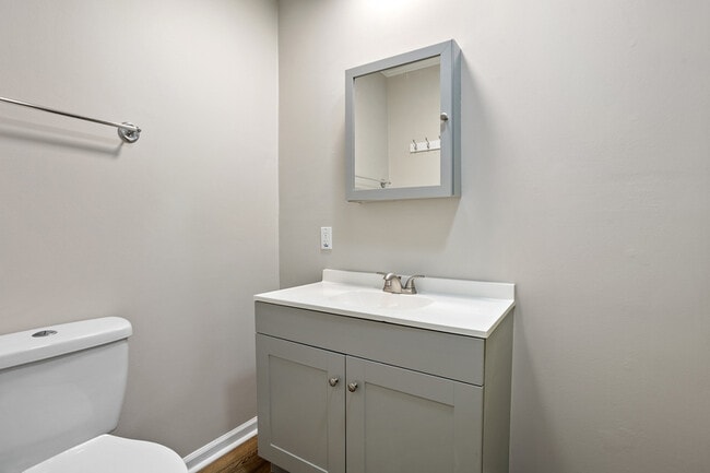 Building Photo - 207 S Hillcrest Dr