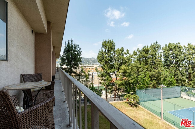 Building Photo - 100 S Doheny Dr