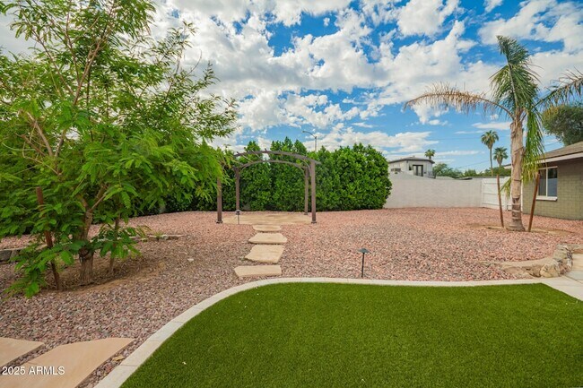 Building Photo - 501 E El Camino Dr