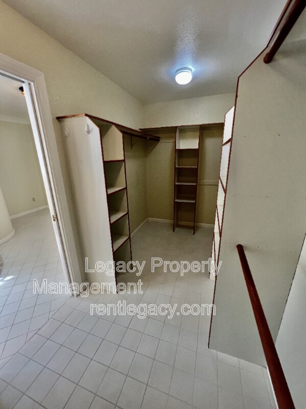 Building Photo - 2552 Cotswold Hill Dr