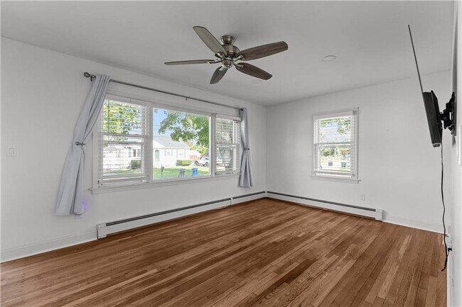 Building Photo - 12 Philips St