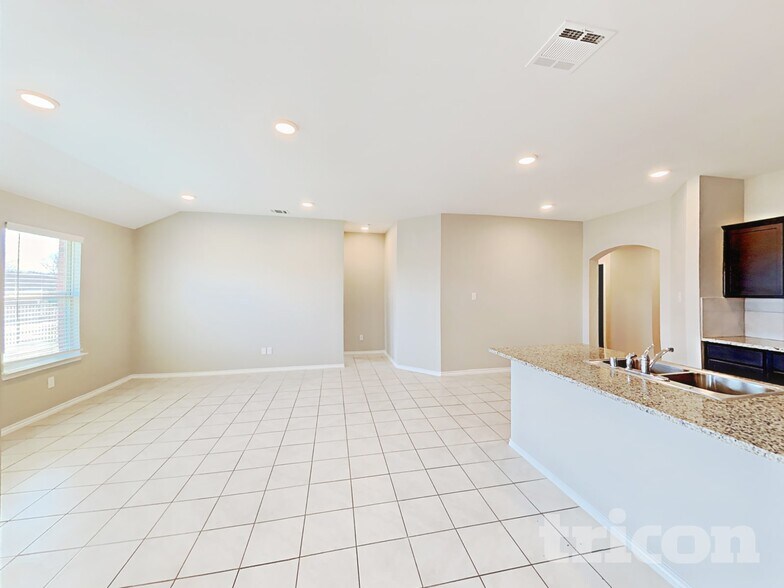 Building Photo - 916 Roland Dr