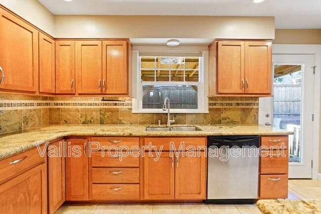 Building Photo - 1025 Terrace Dr NW