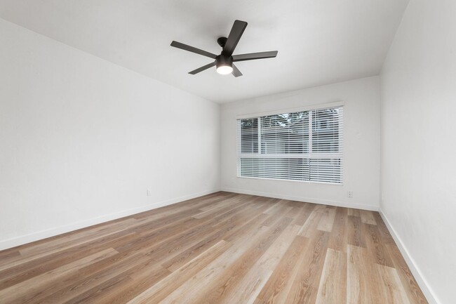 Interior Photo - The Noble