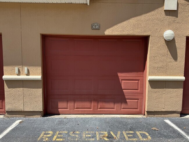 Building Photo - 605 Fairway Dr