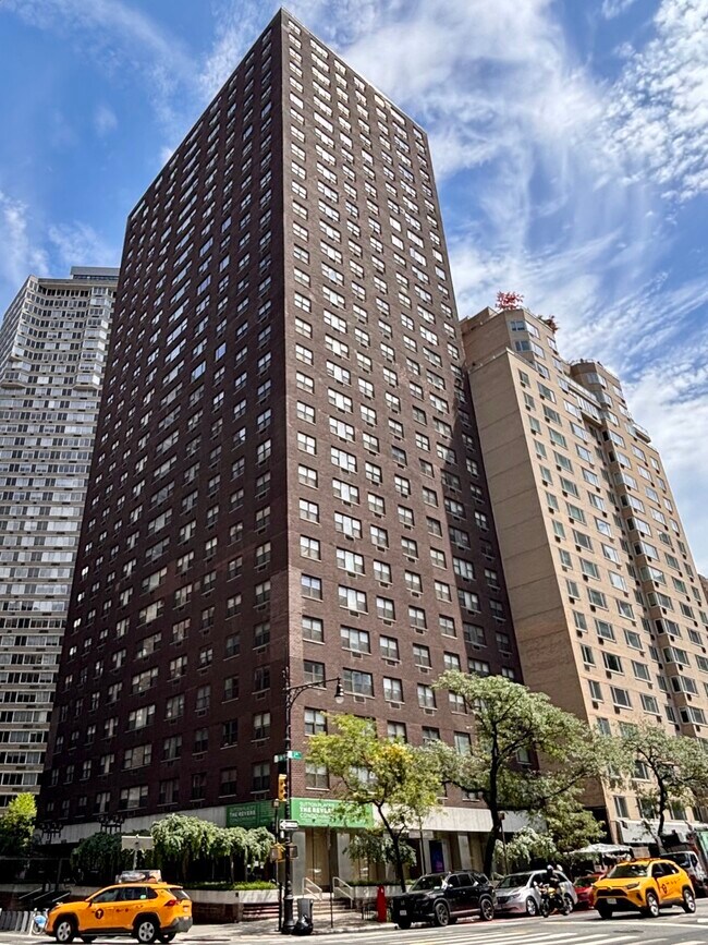 Building Photo - 400 E 54th St