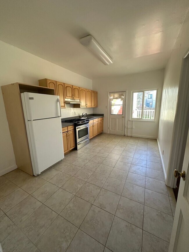 Building Photo - 744-746-746 A 47 Ave