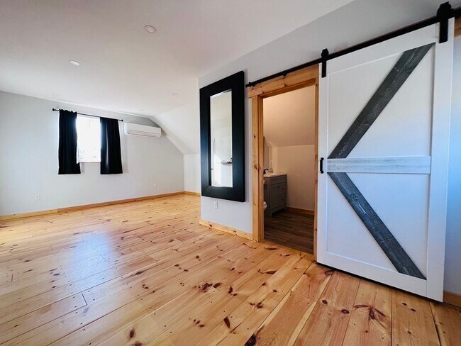 Building Photo - 88 Miller St