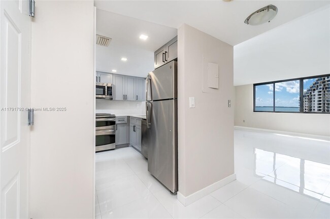 Building Photo - 540 Brickell Key Dr