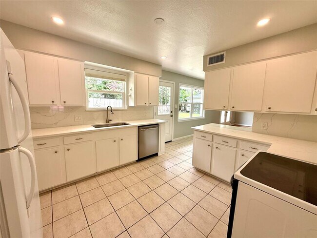 Building Photo - 5026 Redstart St