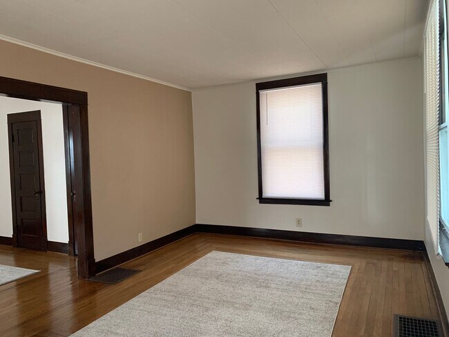 Building Photo - 194 Circular St