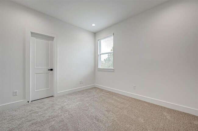 Building Photo - 3038 Live Oak St