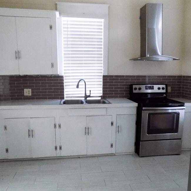 Building Photo - 404 S Lasalle St