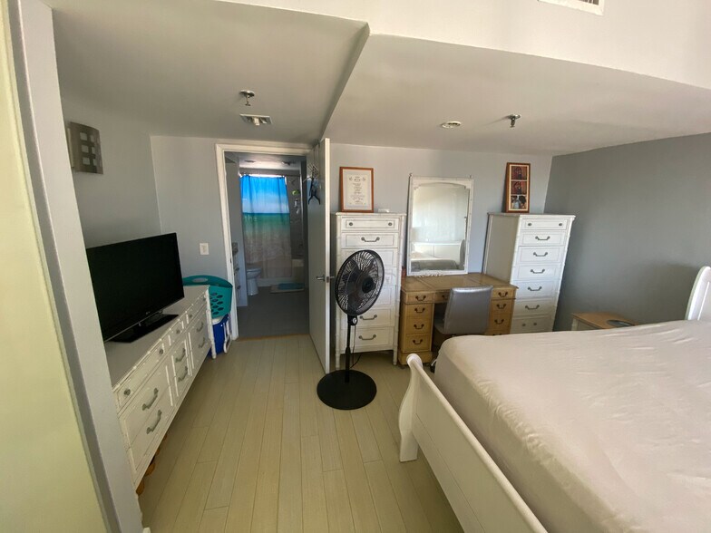 Building Photo - 9156 Collins Ave