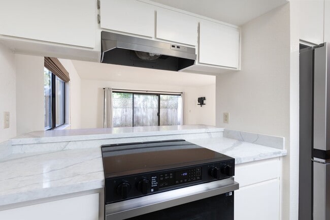 Building Photo - Live Oak Townhome – Completely Renovated & Move-In Ready!