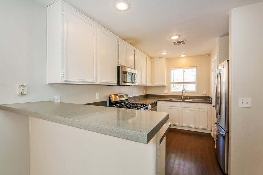 Building Photo - 3323 Fico Ave