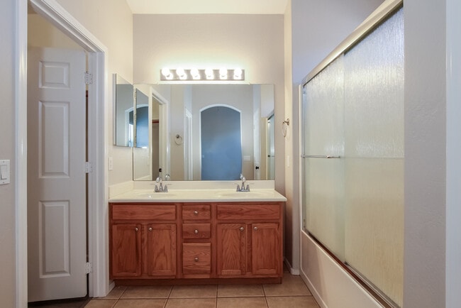 Building Photo - 9038 W Villa Maria Dr