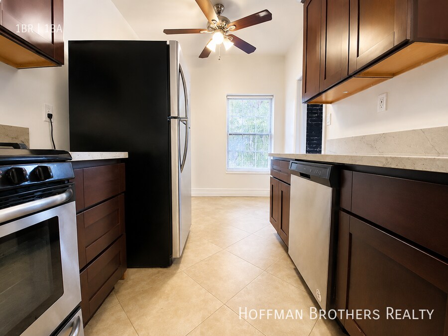Building Photo - 800 N Las Palmas Ave