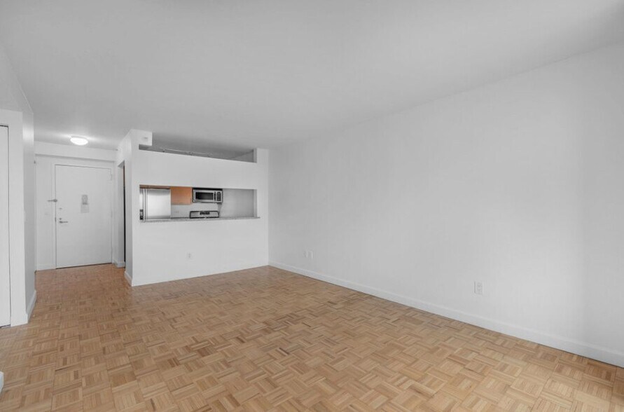 Primary Photo - 221 E 72nd St