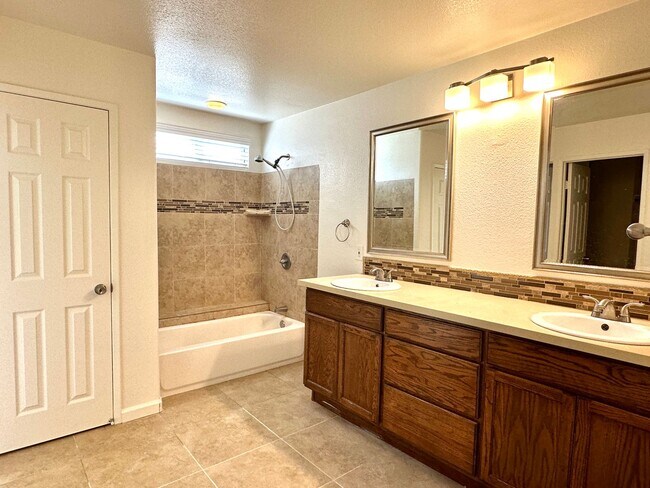 Building Photo - Spacious Family Oasis in the Heart of East...