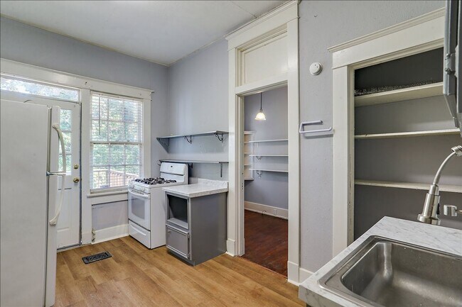 Building Photo - 904/906 Poplar Street